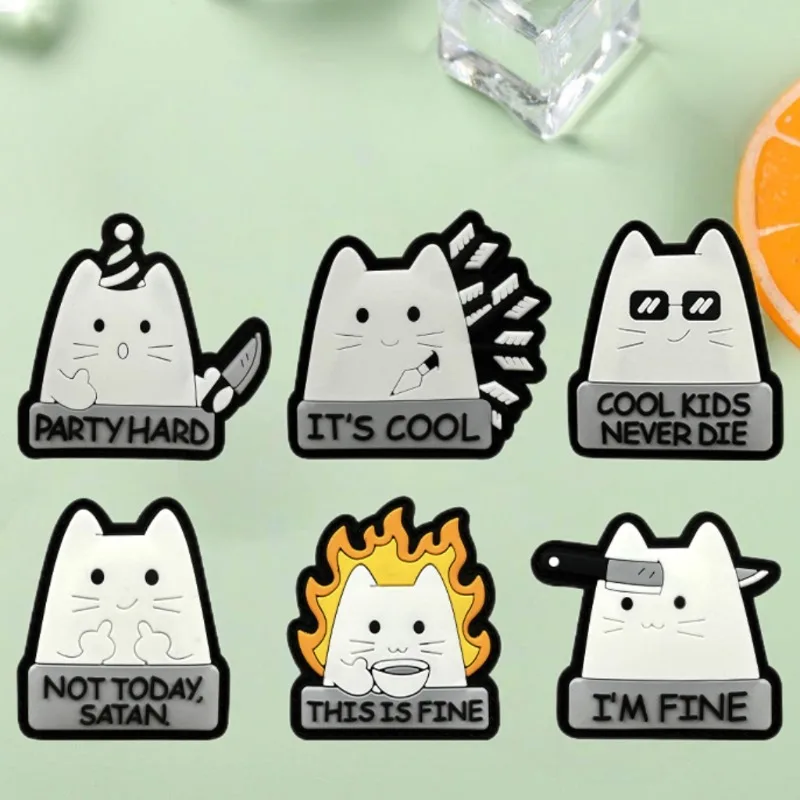 Parche de PVC de goma suave 3D de gatos divertidos, blanco, luminoso, impactado por una flecha y una llama de café, insignia de moral de gato, parches DIY para ropa