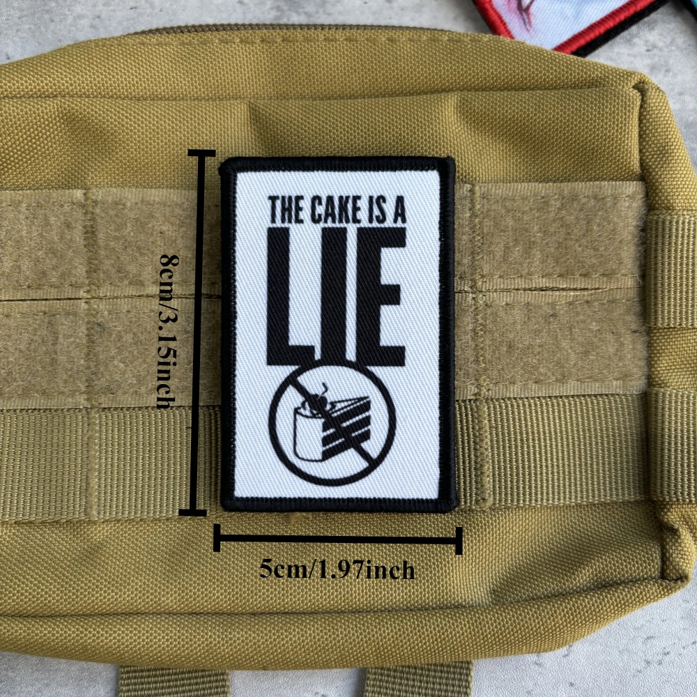 Portal The Cake Is A Lie Morale Tactische Patch Gedrukt Klittenbandembleem Chevron Militaire Badge Armband Kleding Rugzak Stickers - imagen 3