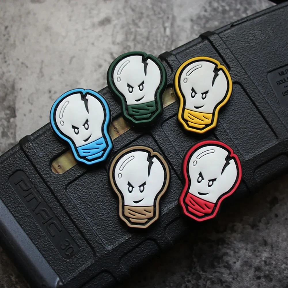 Parches de bombilla divertidos de goma de PVC 3D para ropa, insignia de Mini bombilla de dibujos animados luminosos, brazalete de gancho de bombilla de lámpara de cara de parodia - imagen 3