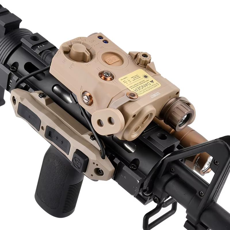 Radio láser táctico PEQ con linterna M600C montado sobre réplica