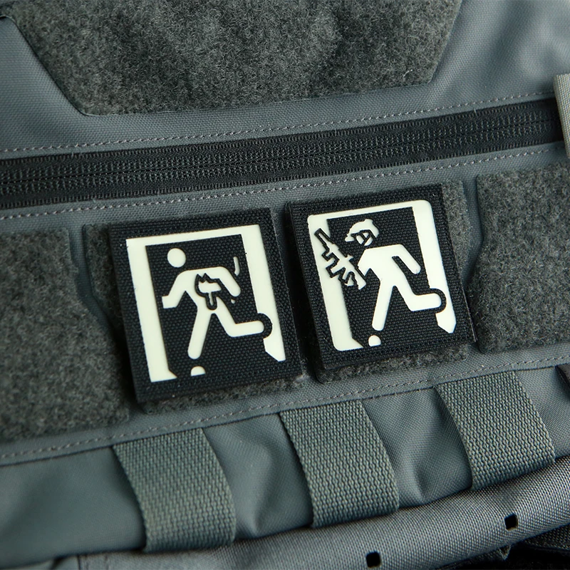 Parche luminoso de Escape con Gato, señal de paso de seguridad de salida de emergencia, insignias tácticas, brazalete DIY para ropa y mochila - imagen 5
