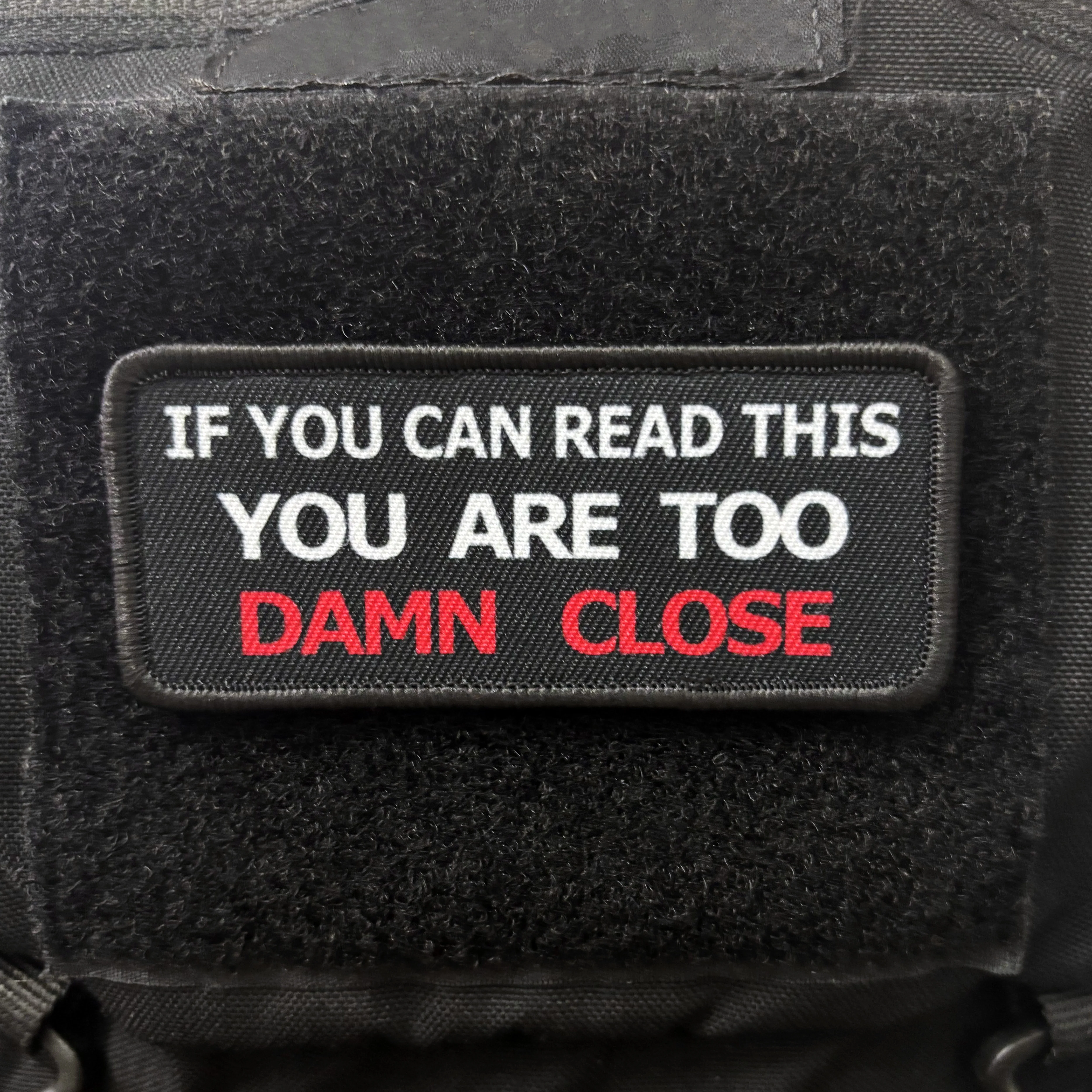 Parche decorativo Si puedes leer esto, estás muy cerca con velcro - imagen 4