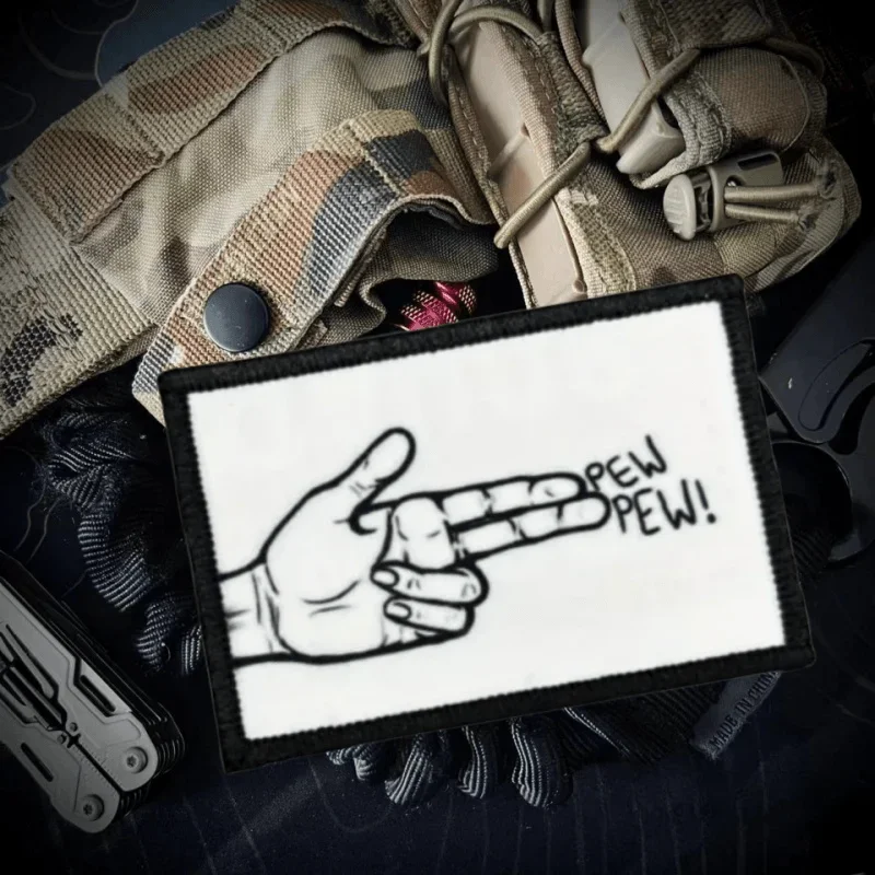 Pew Pew Gesto Pistola Moral Insignia Brazalete Divertido Parches de gancho y bucle impresos Pegatinas tácticas para mochila