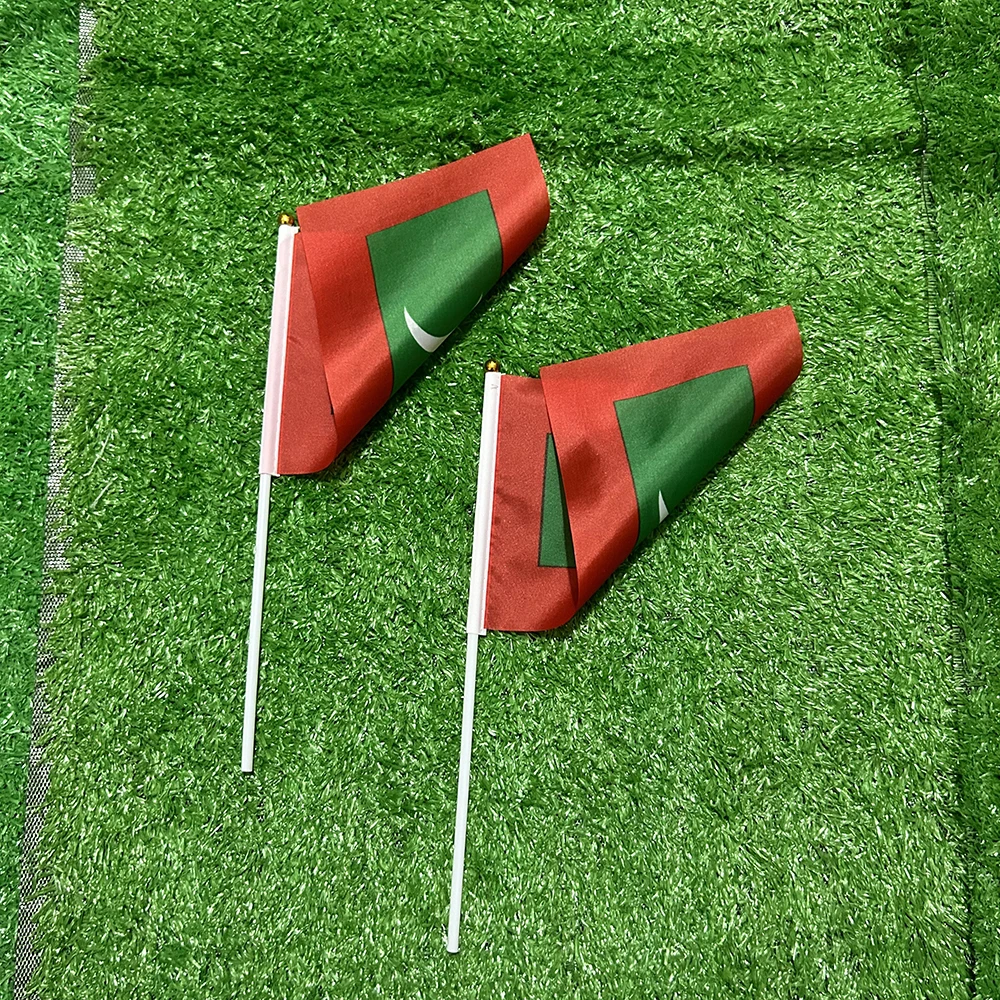 Bandera del cielo bandera de mano de Maldivas 10/20/50/100 Uds 21*14cm banderas ondeantes de mano de Maldivas con poste de plástico para actividades deportivas decoración del hogar - imagen 4