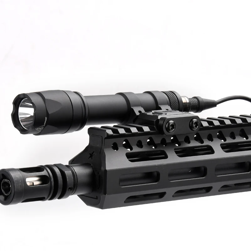 Montaje frontal de la linterna Surefire M600 en equipo de Airsoft