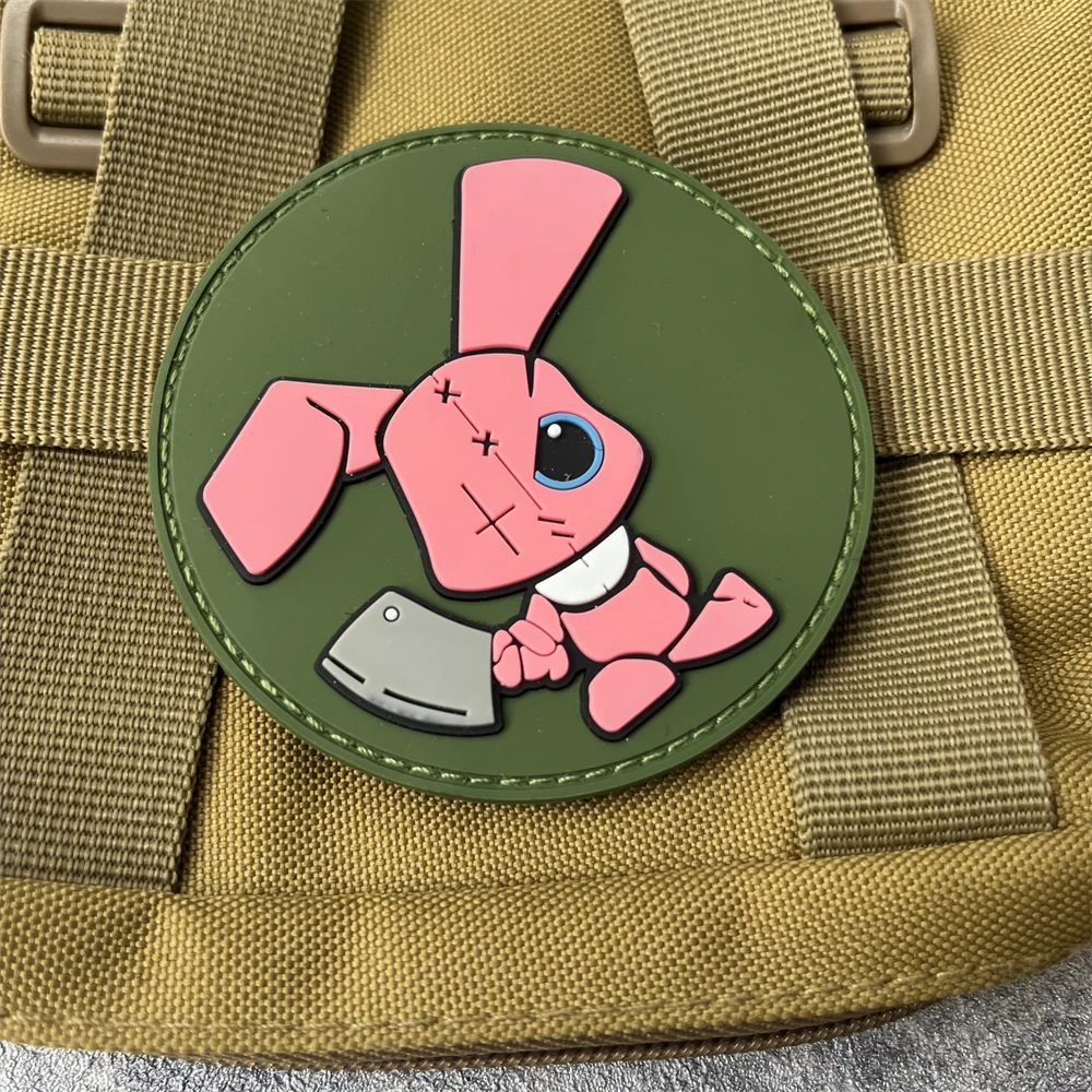 Un conejo rosa sosteniendo un cuchillo, parches de gancho y bucle de PVC para ropa, emblema táctico, insignia de moral militar, pegatinas para mochila - imagen 4