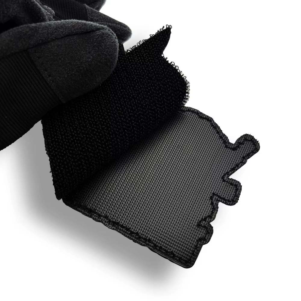Parche táctico de sapo en PVC sobre superficie textil