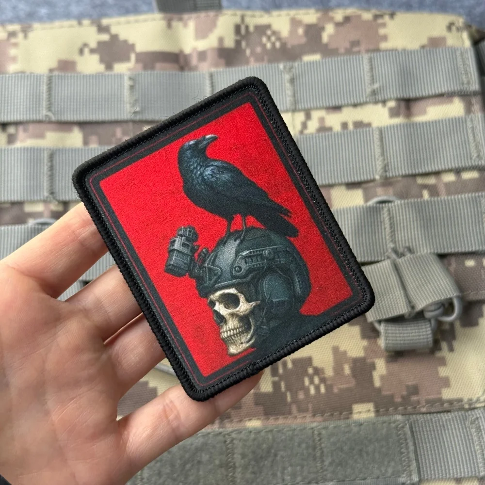 Parche táctico bordado calavera y cuervo con velcro - imagen 3