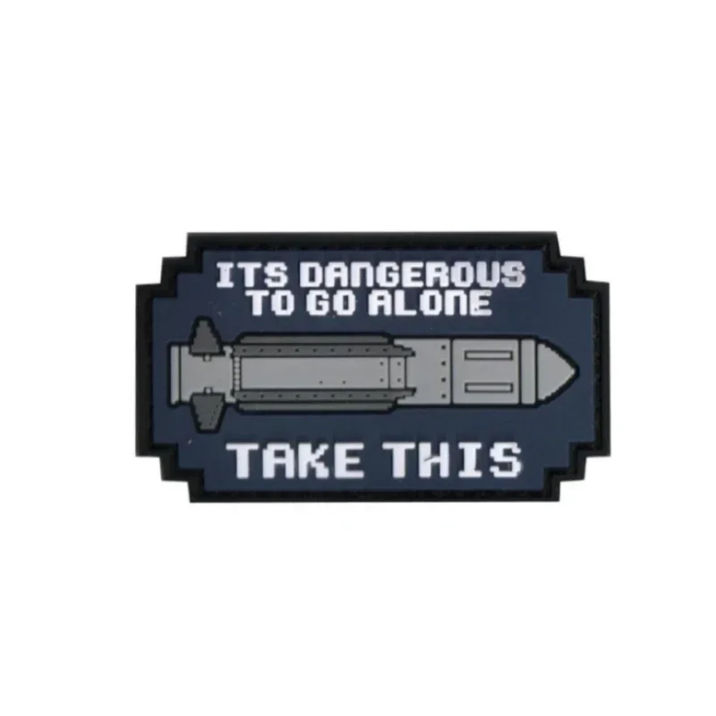 Parches de gancho y bucle versión Q de PVC, es peligroso para ir solo, toma esta insignia de moral táctica en mochila, parche de dibujos animados AUG - imagen 3