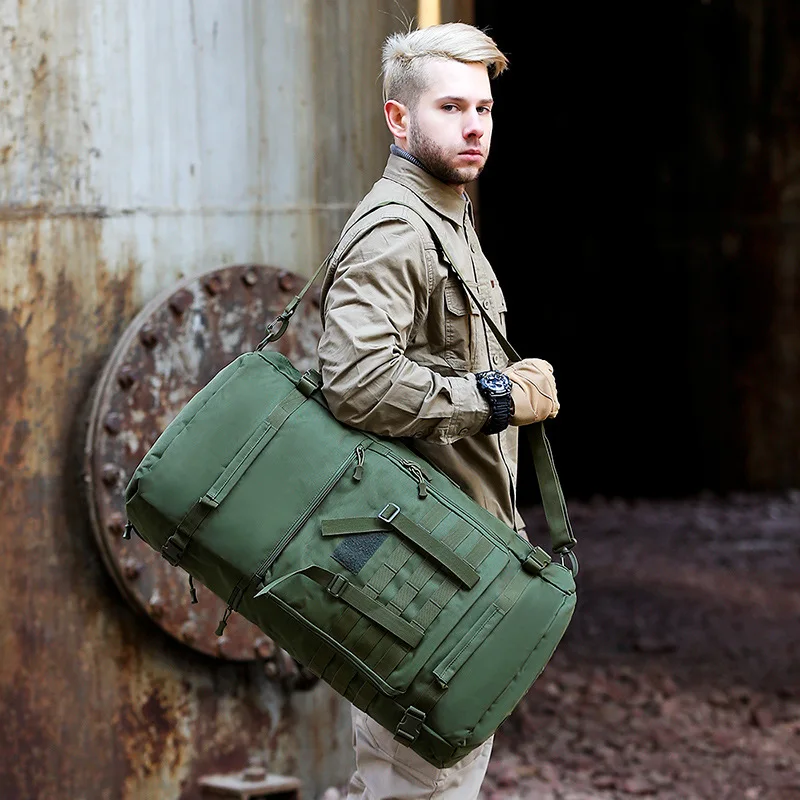 Un hombre que lleva una gran bolsa verde