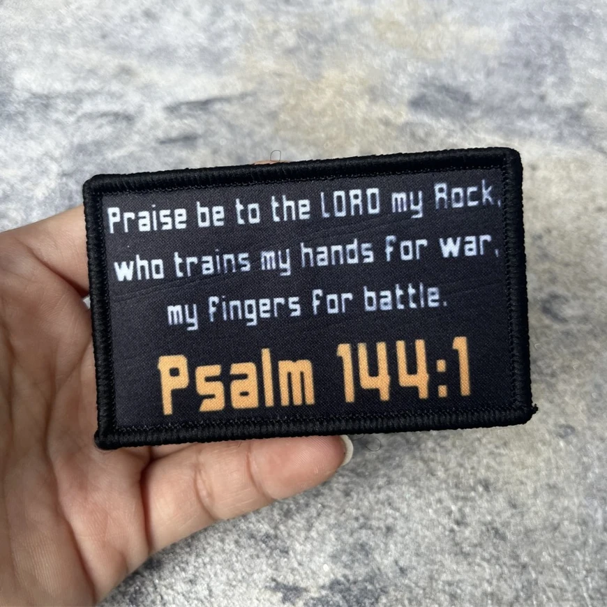 Salmo 144:1 insignia de moral parche gancho y bucle escritura de la Biblia cristiana mochila táctica al aire libre sombrero accesorios pegatinas