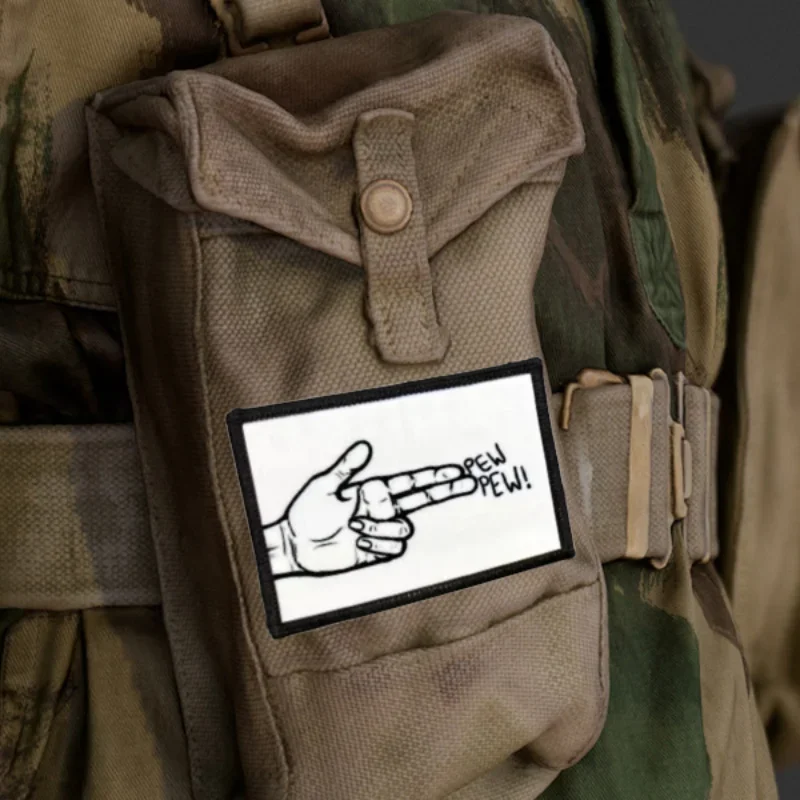 Pew Pew Gesto Pistola Moral Insignia Brazalete Divertido Parches de gancho y bucle impresos Pegatinas tácticas para mochila - imagen 3