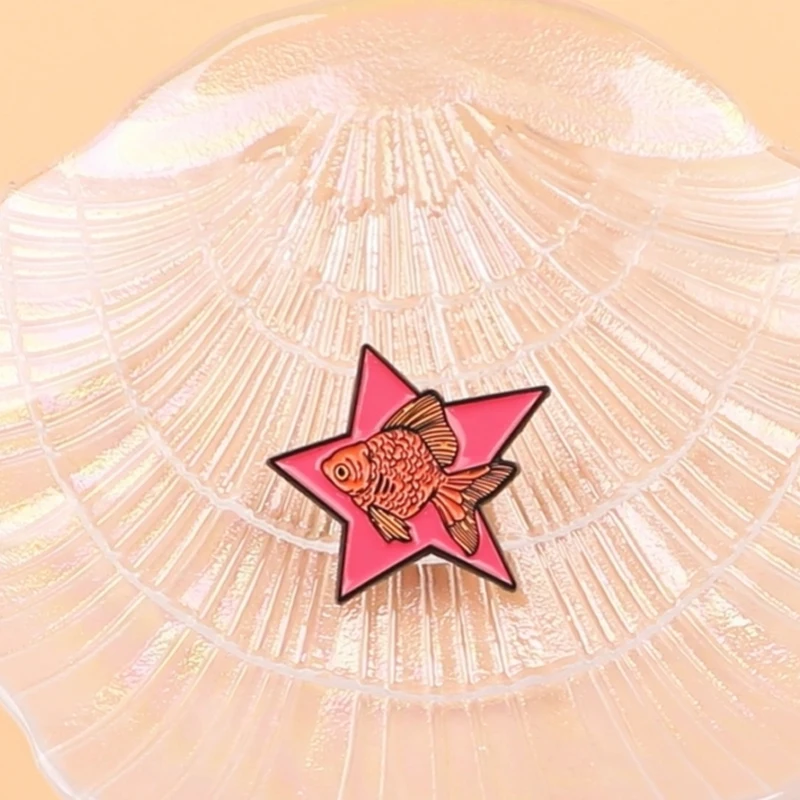Pin esmaltado de pez dorado para solapa, broches de pez de dibujos animados para mujer, decoración de ropa, alfileres de Metal, mochila, sombrero, insignia, accesorios