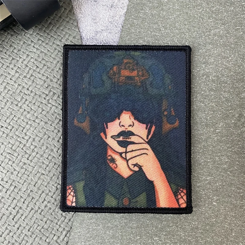 'Niña militar tatuada' con parche táctico de moral NVG, insignia de hoz de calavera, brazalete con gancho y bucle, mochila para exteriores, pegatina para sombrero - imagen 2