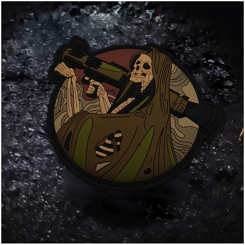 Insignia de moral de PVC con esqueleto de Death Grip, parche táctico de PVC, parches de gancho y bucle, lanza de hueso militar, brazalete Skul, pegatinas para mochila - imagen 4