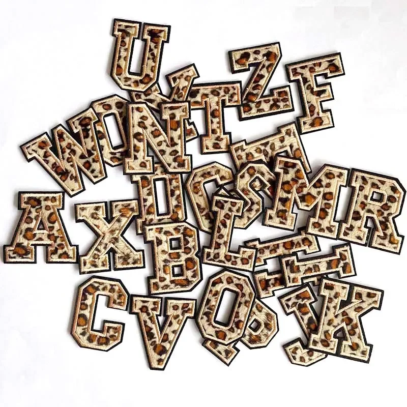 Parches de insignia de letras del alfabeto inglés A ~ Z, apliques bordados con estampado de leopardo, pegatinas para planchar para ropa, ropa con nombre DIY
