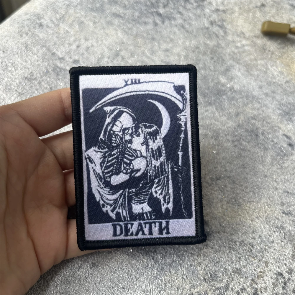 Parche de beso de la muerte, tarjeta de Tarot, insignia gótica Punk de moral de la muerte, emblema militar, brazalete táctico, pegatinas para mochila con gancho y bucle - imagen 3