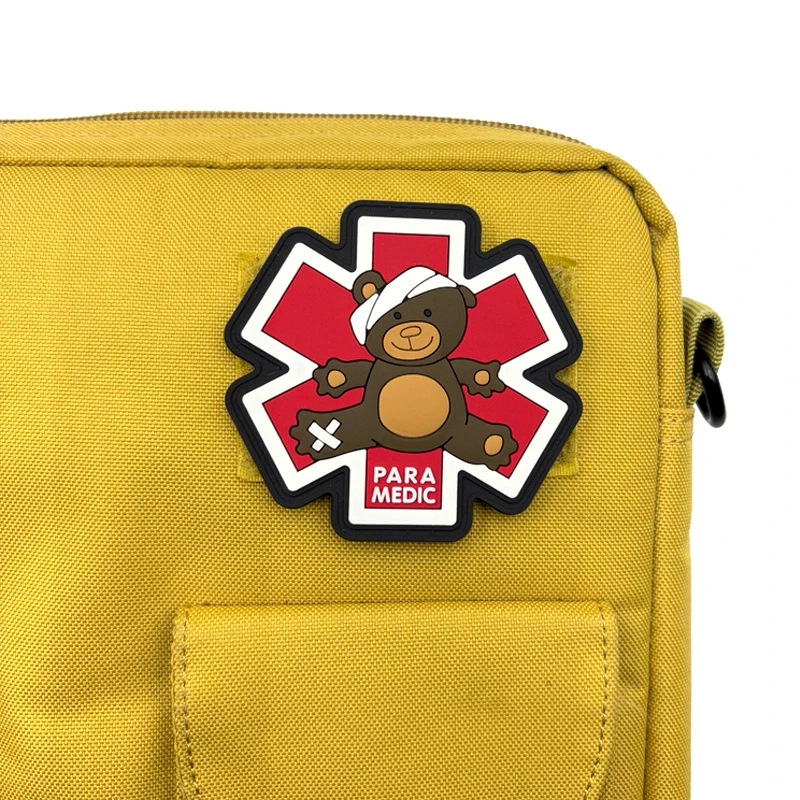Para medic parche luminoso de gancho y bucle de PVC de oso táctico, parches de accesorios de ropa, insignia moral al aire libre, insignias tácticas - imagen 3