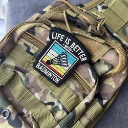 Parche Bordado Táctico con la Frase 'LA VIDA ES MEJOR CON EL BADMINTON', Insignia Militar de Moral, Parches con Gancho y Bucle para Ropa, Mochila, Brazalete
