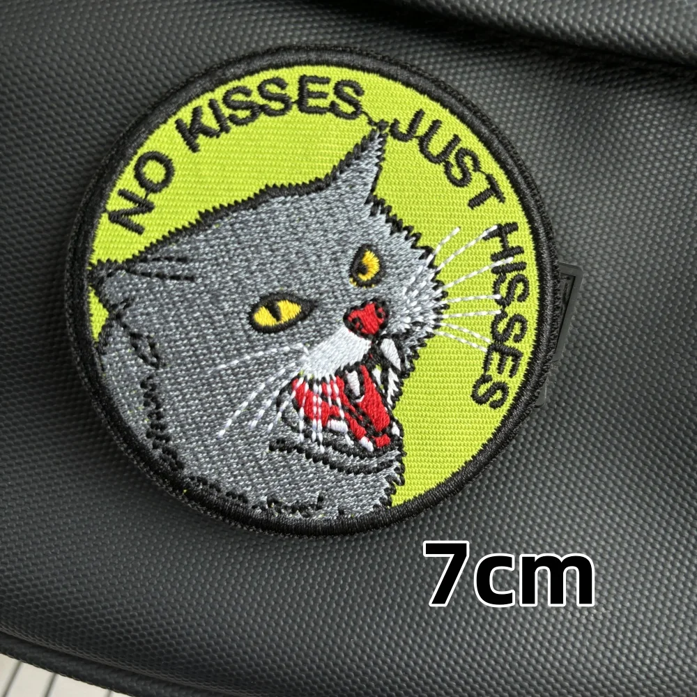 No Kisses Just Hisses Cats moral parche táctico divertido bordado, Parche de gancho y bucle, insignia de gato militar, brazalete, pegatinas de mochila - imagen 3