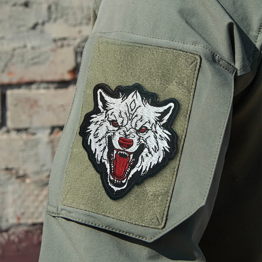 Parche táctico de moral bordado The Attacking Wolf, parche divertido de gancho y bucle, insignia militar, brazalete, pegatinas para mochila