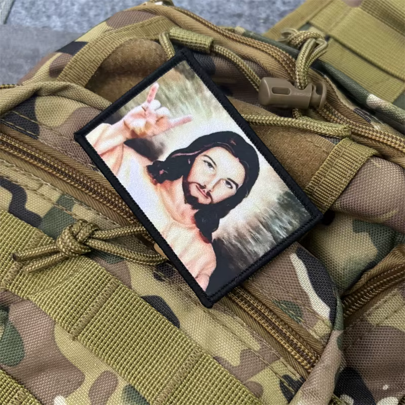 Parche rígido táctico Jesús – Velcro para mochila y chaleco - imagen 4