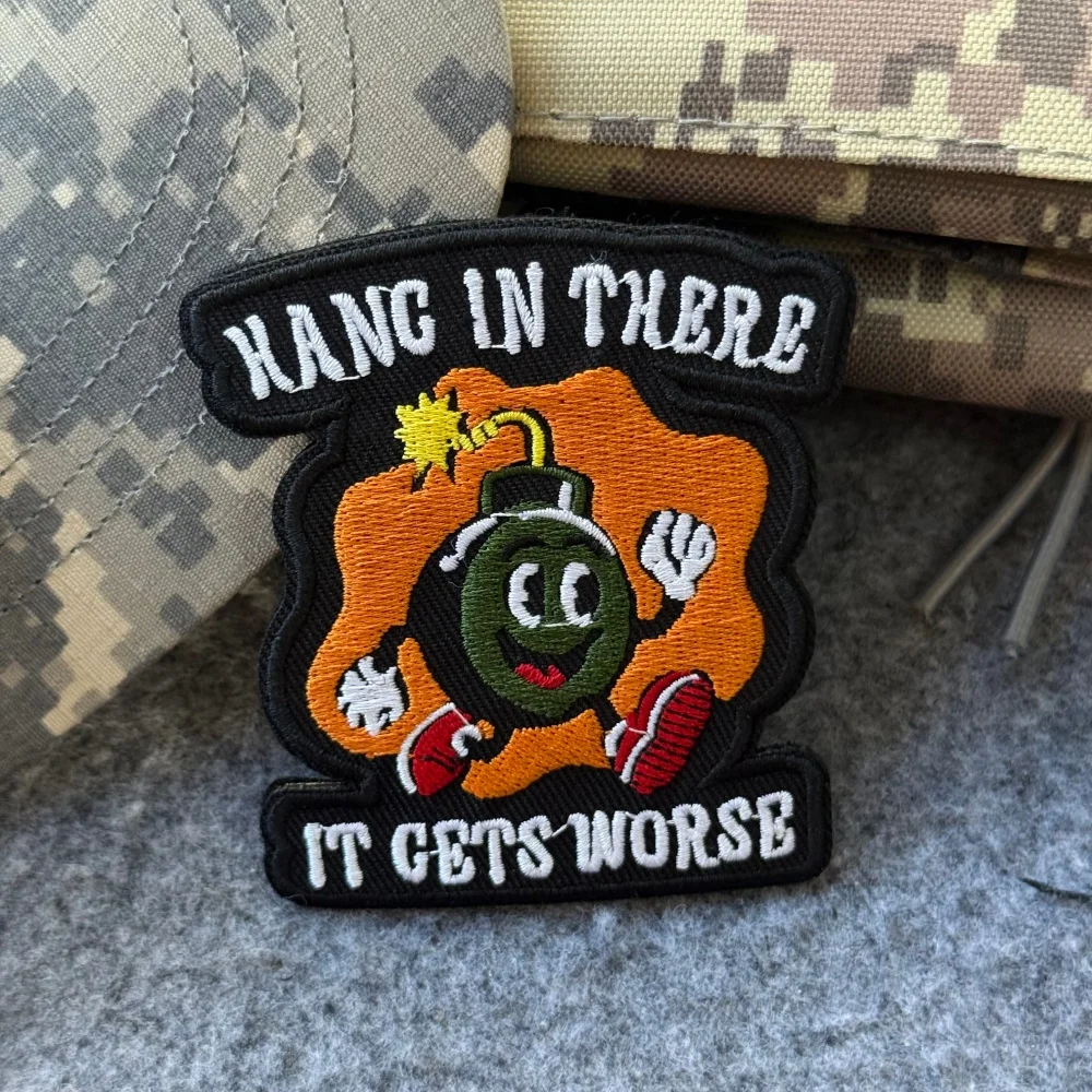 Parche Bordado con la Frase 'Hang in There It Gets Worse', Insignia Táctica de Morale, Adhesivo para Mochila Militar, con Gancho y Bucle - imagen 5