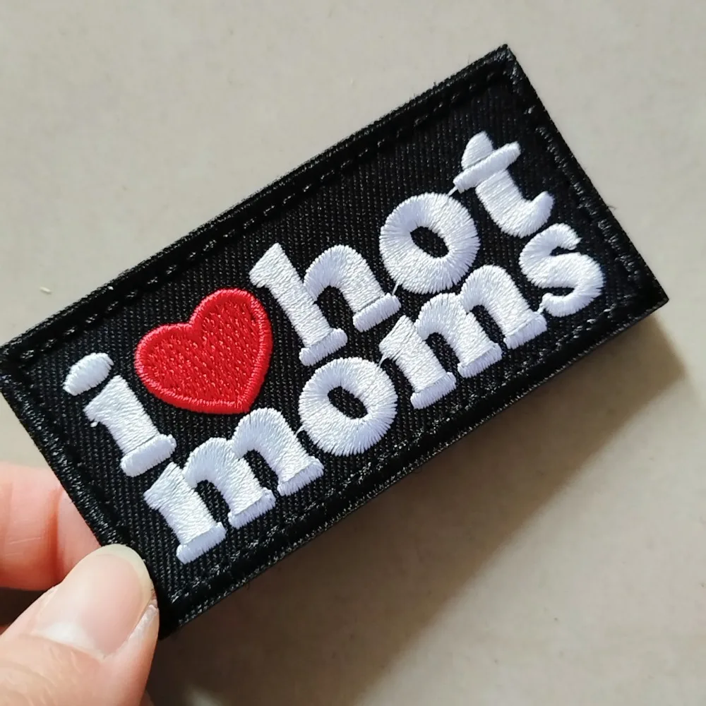 parches velcro mochila tácticos de bordados Me encanta las mamás calientes divertido Meme Velcros parche gancho bucle insignia de moral táctica, bordado para mochilas Molle, chaquetas, chaleco DIY - imagen 2