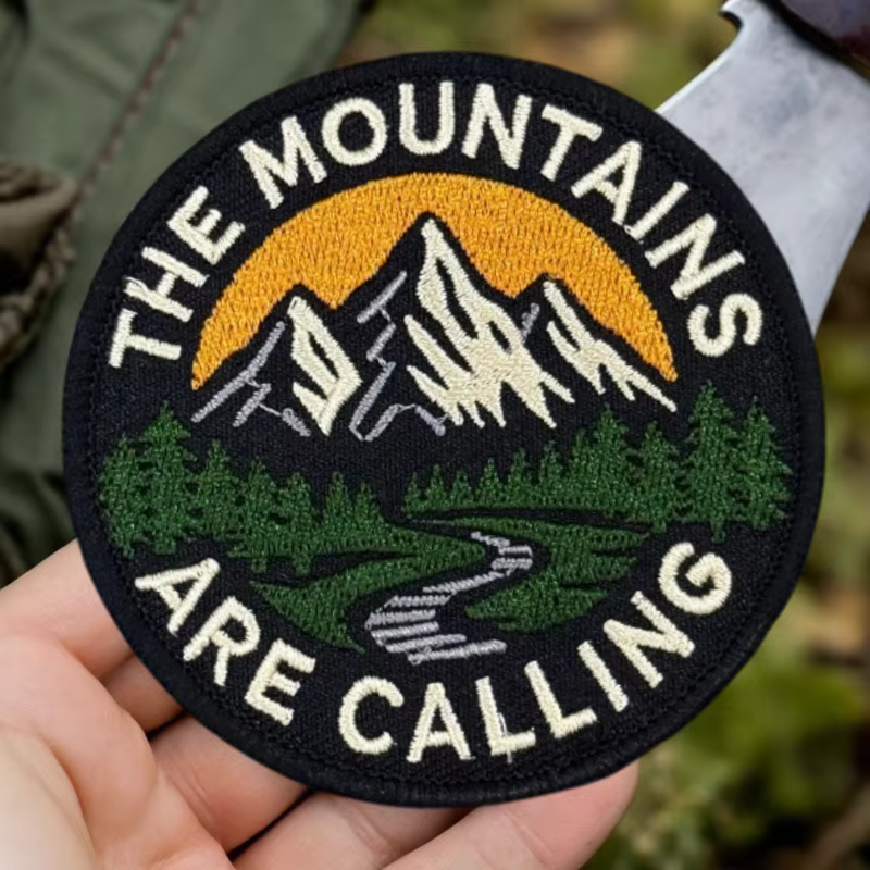 Parche táctico bordado Las Montañas Llaman con velcro para mochila - imagen 2