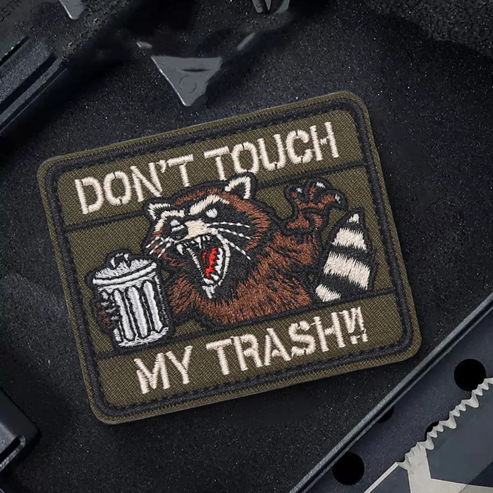 Mapache enojado no toca mi moral basura parche táctico divertido gancho y bucle parche bordado insignia militar brazalete mochila pegatinas - imagen 3