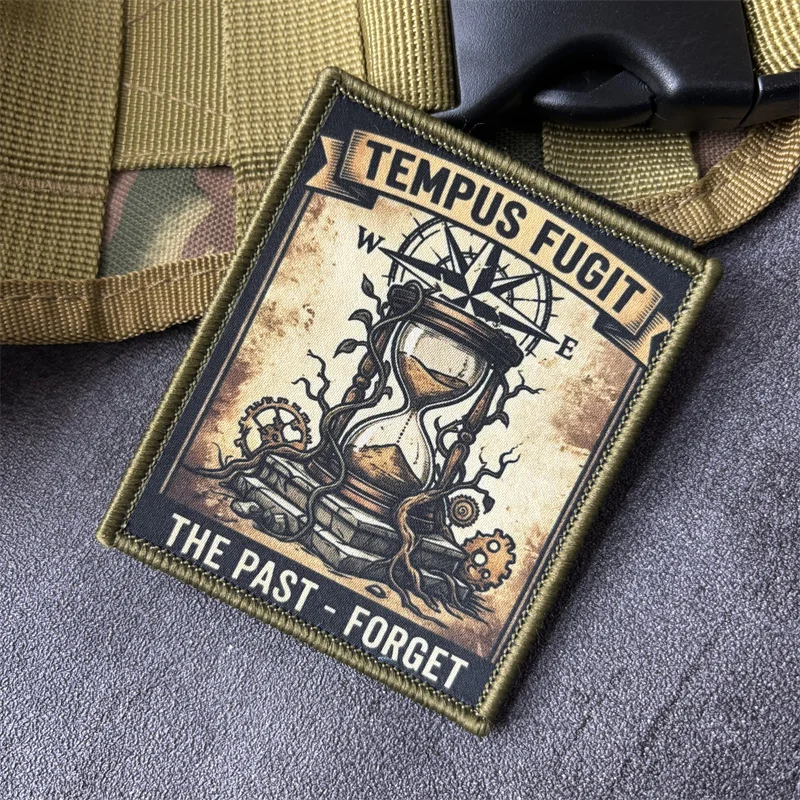 Parche táctico TEMPUS FUGIT de moral con reloj de arena, velcro - imagen 3