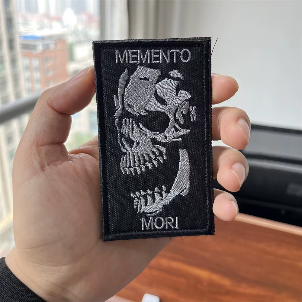 Memento Mori Parche bordado calavera danzante – Velcro táctico para equipo - imagen 4
