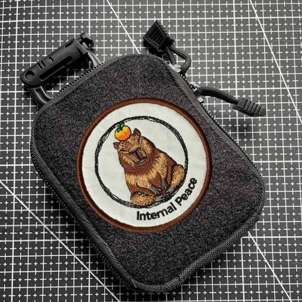Parche táctico bordado capibara con gancho y bucle - imagen 4