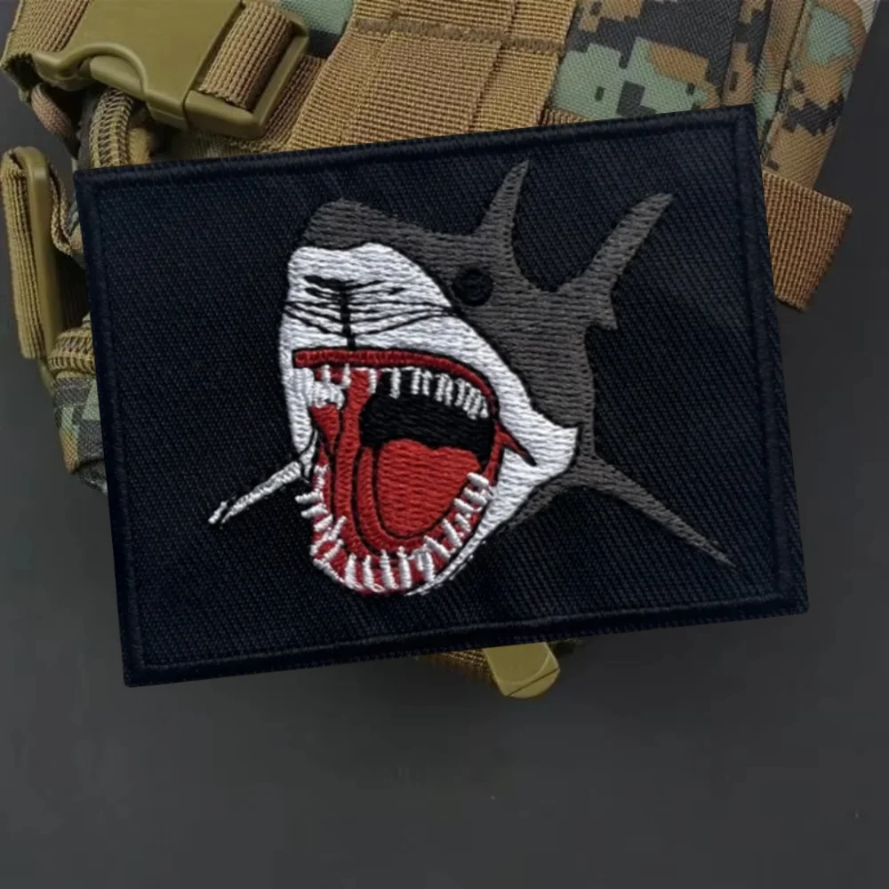 Parche táctico bordado de tiburones, brazalete divertido con gancho y bucle, insignia de moral militar, pegatinas para mochila y ropa - imagen 2