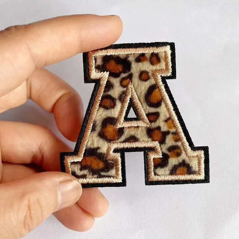 Parches de insignia de letras del alfabeto inglés A ~ Z, apliques bordados con estampado de leopardo, pegatinas para planchar para ropa, ropa con nombre DIY - imagen 5