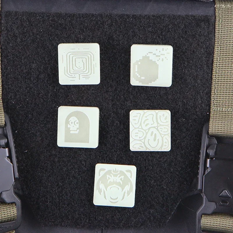 Luces nocturnas cuadradas con gancho y bucle en bolsas, parches misteriosos y discretos, insignia de moral, pegatina, decoración para ropa y mochila - imagen 3