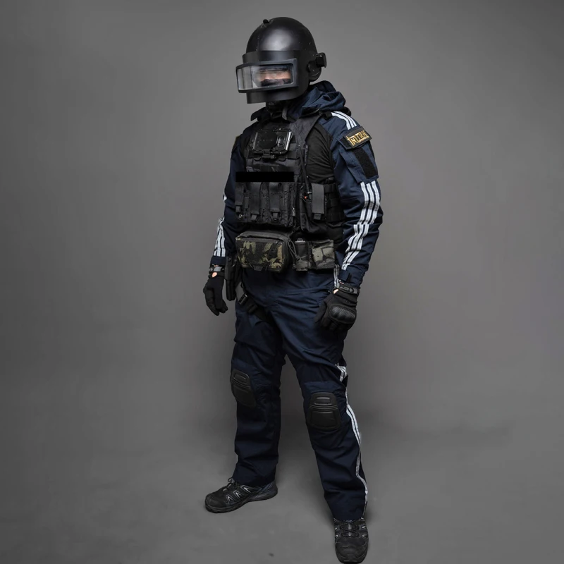 Un hombre con un casco negro y uniforme azul