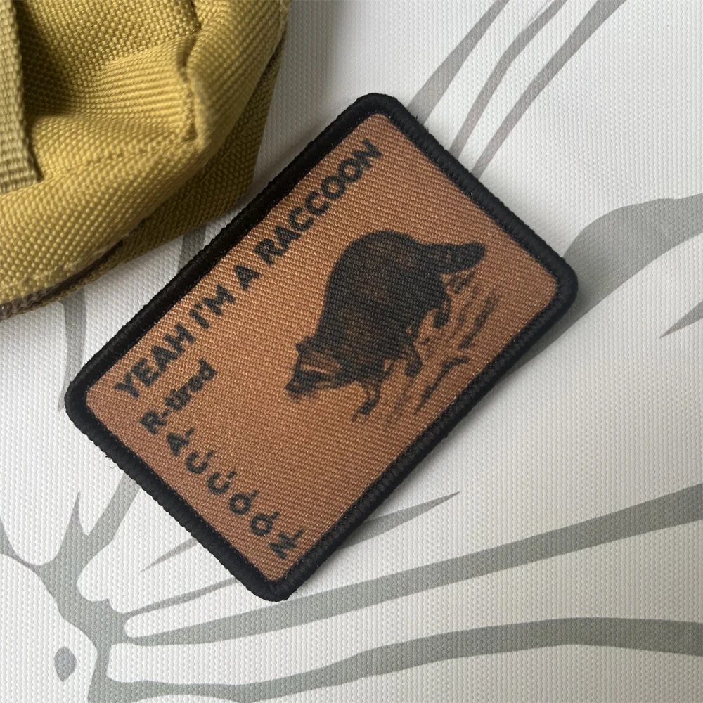 Parche con insignia de moral cansada, sí, soy un mapache, brazalete militar táctico, parches de gancho y bucle impresos, pegatina para mochila de ropa - imagen 4