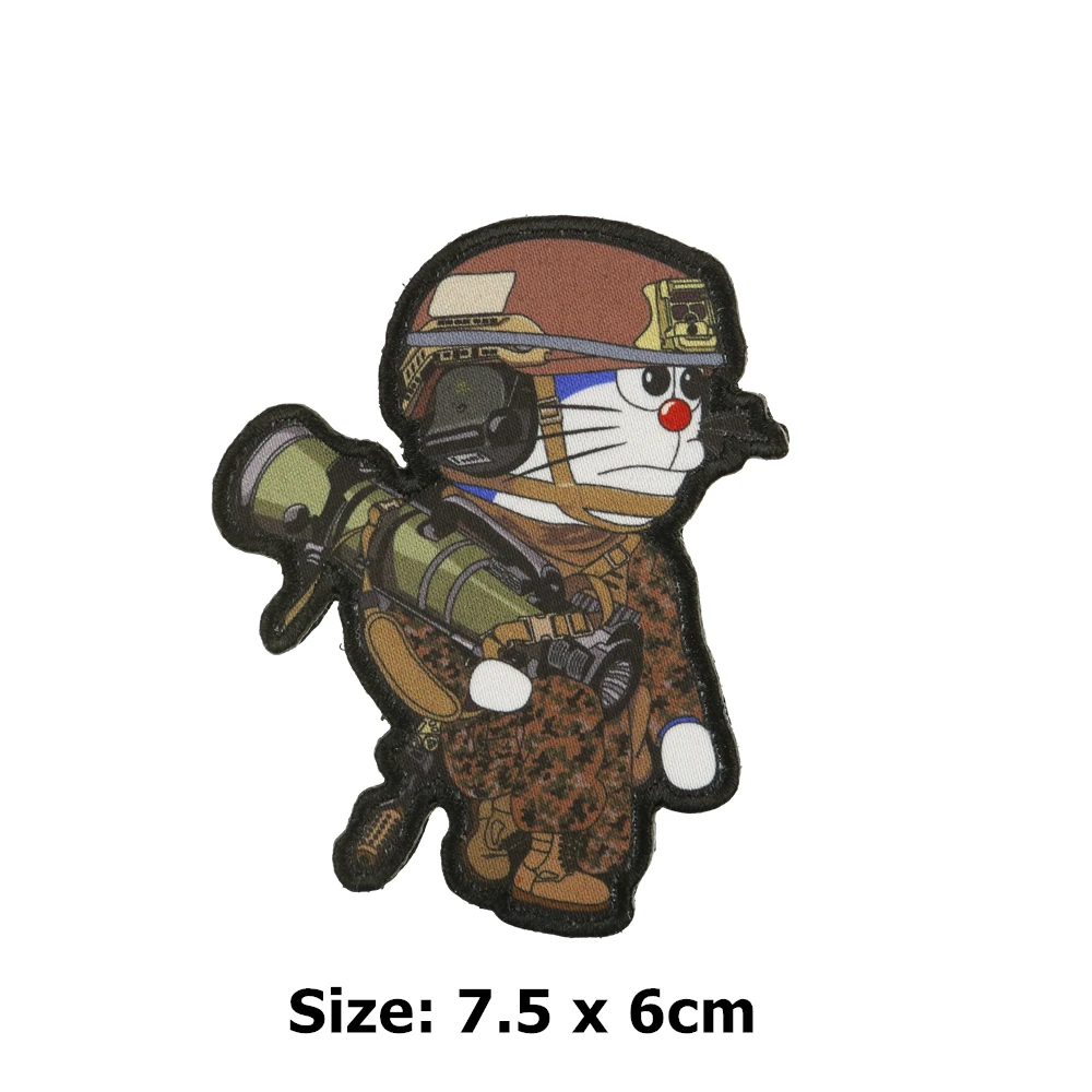 Un pequeño personaje de dibujos animados con casco y sosteniendo una pistola