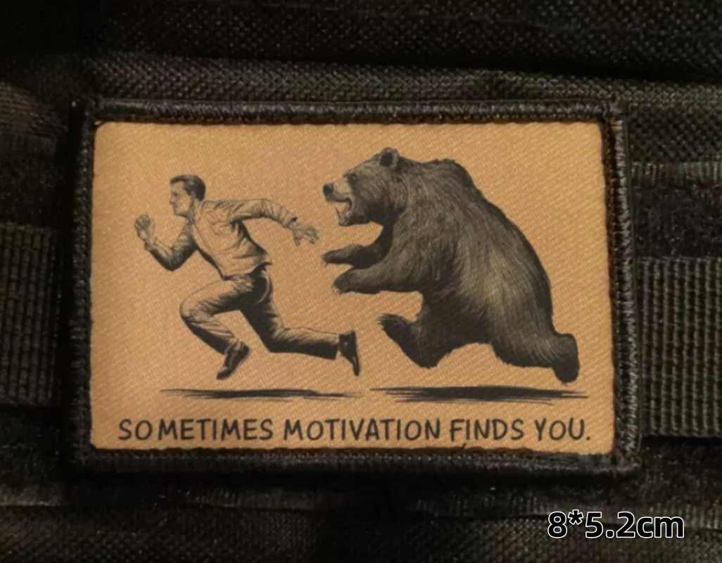 Un parche en una chaqueta que dice a veces la motivación te encuentra