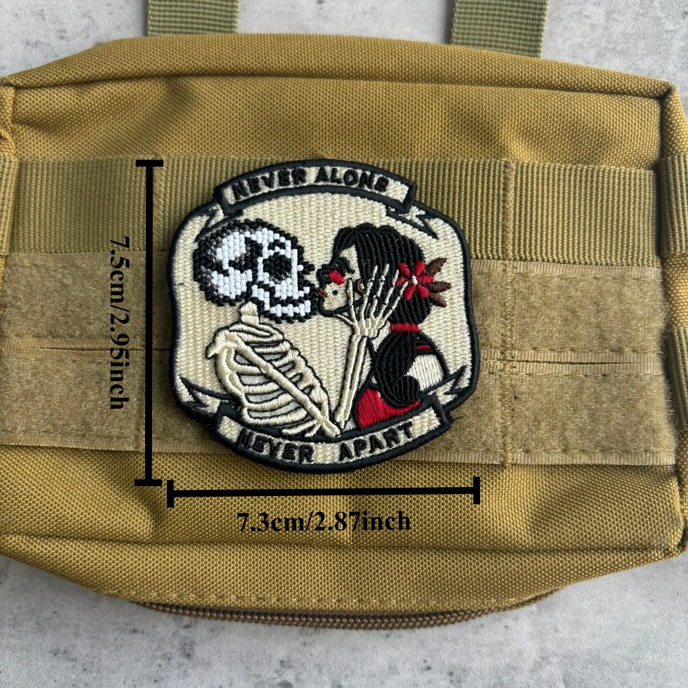 Never Alone Never Apart Kiss-parches tácticos de calavera, parche bordado con gancho y bucle, insignia de moral del ejército militar, pegatinas para mochila - imagen 3