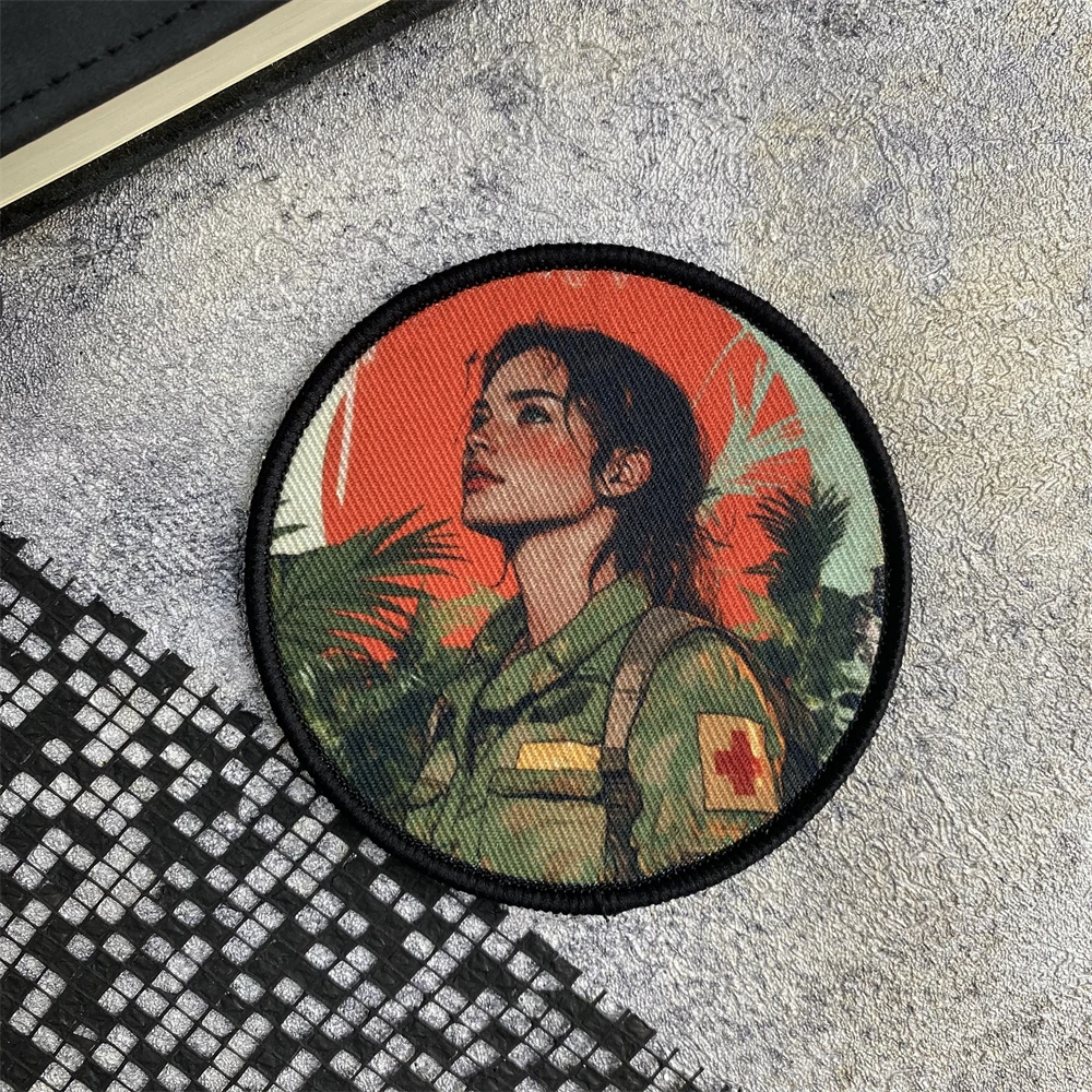 Parche de insignia de moral táctica de soldados médicos femeninos, brazalete con gancho y bucle con estampado de chica bonita, pegatina para mochila del ejército militar - imagen 2