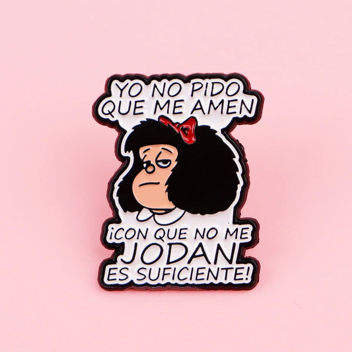 Broche colocado en una chaqueta infantil