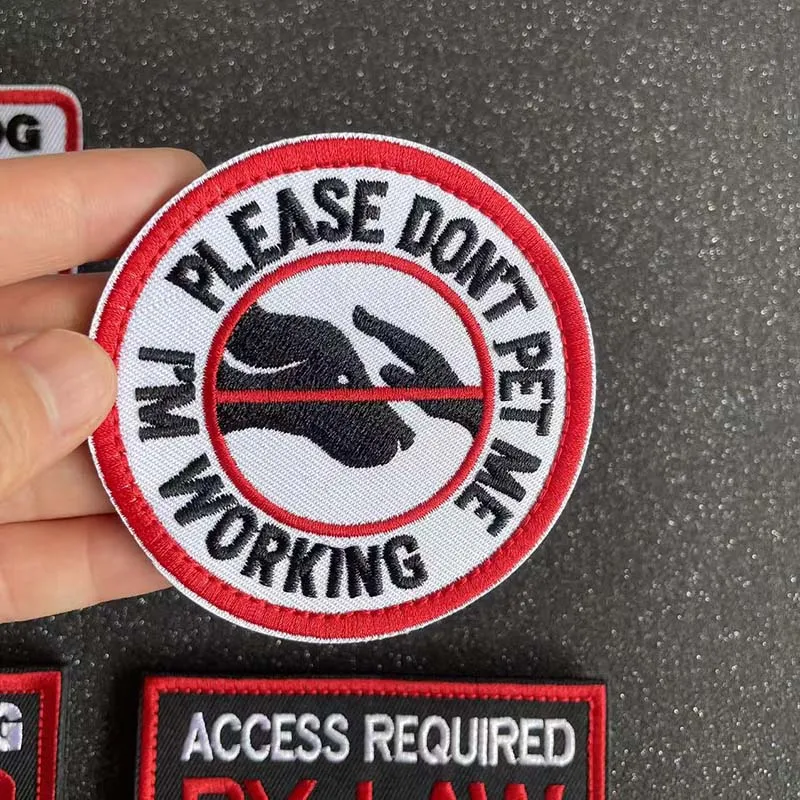 Perro de servicio en entrenamiento no táctil, parches bordados con apliques de emblema táctico de la unidad K9, insignia militar para ropa, mochila - imagen 5