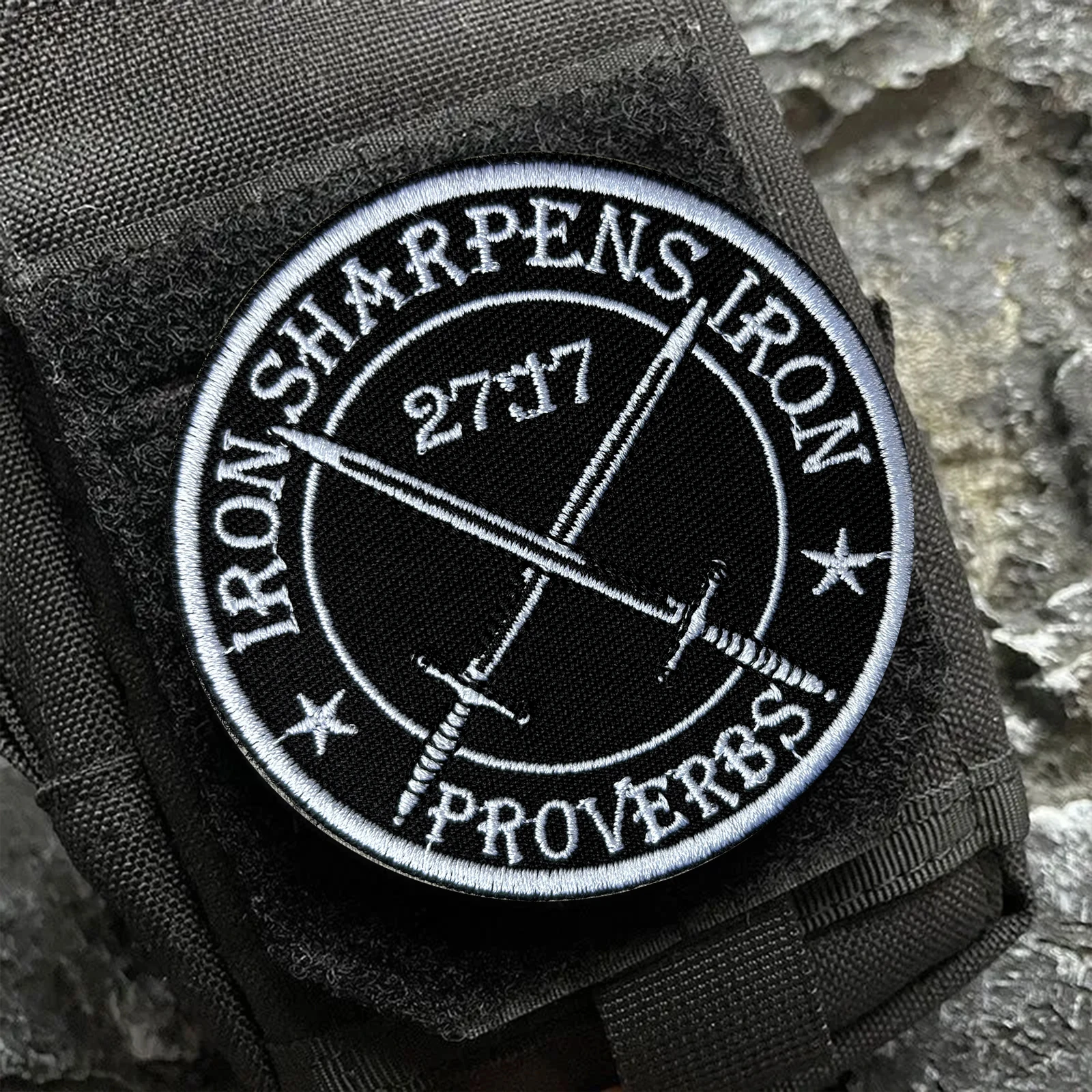 27:17 espadas dobles de la Biblia parche táctico gancho y bucle parches bordados insignia de moral brazalete del ejército militar pegatinas para mochila - imagen 2