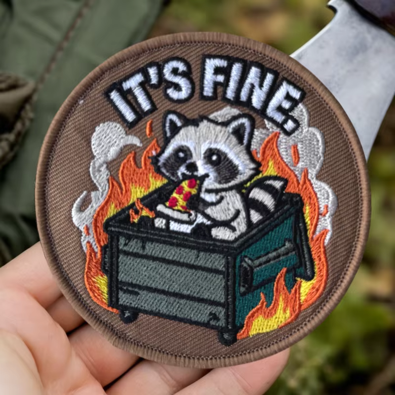Detalle del parche con diseño bordado