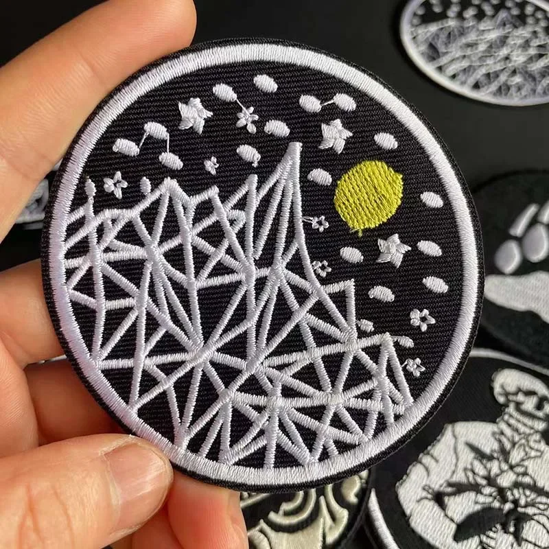 Lobo, pingüino, apliques de tela de montaña bordados, parches para planchar, insignia redonda blanca y negra, pegatinas para ropa, mochila - imagen 5