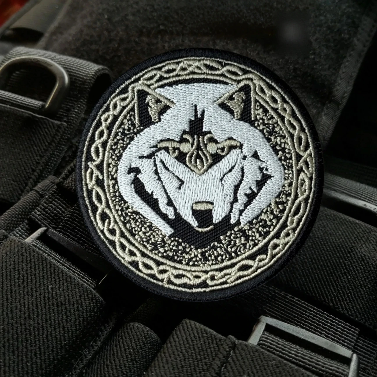 Parche bordado lobo chevron táctico con velcro para mochila - imagen 2