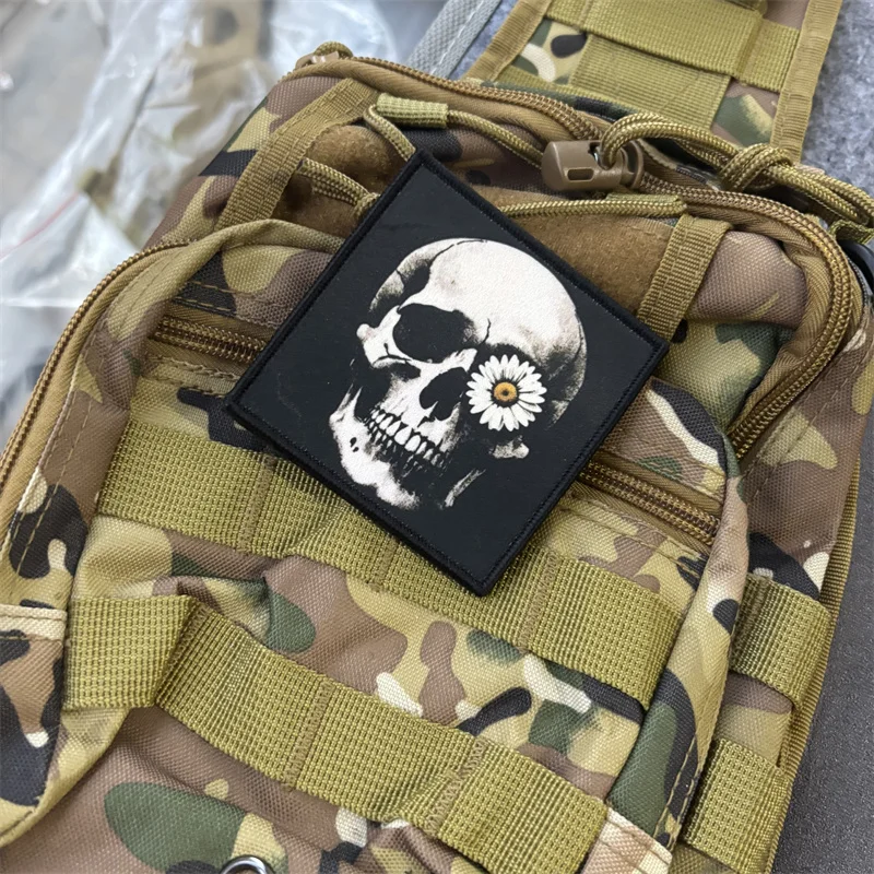 Parche táctico con estampado de "calavera y flor de Margarita" para ropa, insignia de moral militar, parches con gancho, pegatinas para mochila