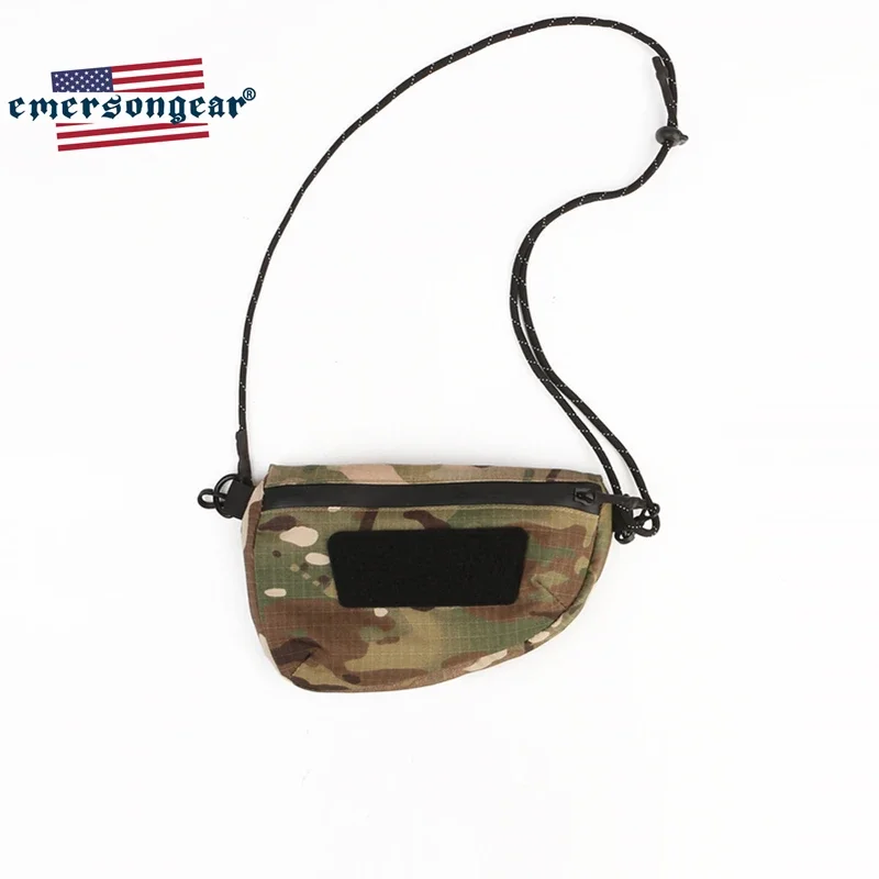 Una bolsa de camuflaje con una correa negra